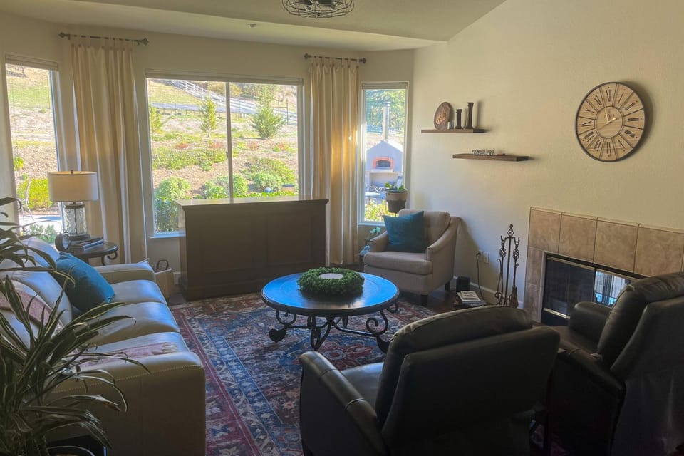 Mountain-View Backyard Oasis! King City Getaway House in Sierra Nevada
