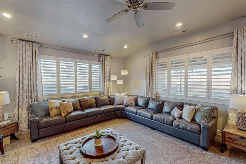 Red Mountain Paradise: Paradise Village #90 House in Santa Clara