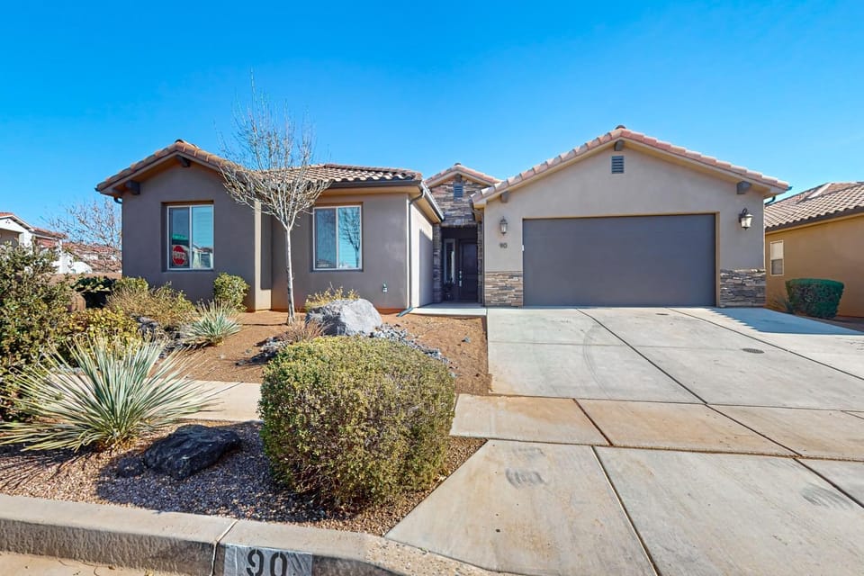 Red Mountain Paradise: Paradise Village #90 House in Santa Clara