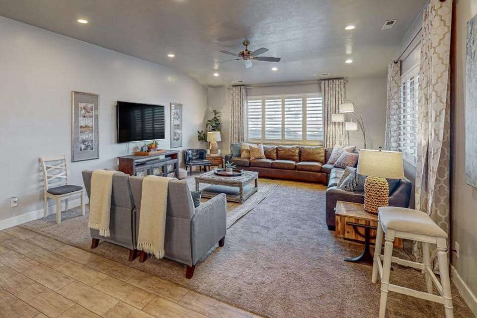 Red Mountain Paradise: Paradise Village #90 House in Santa Clara
