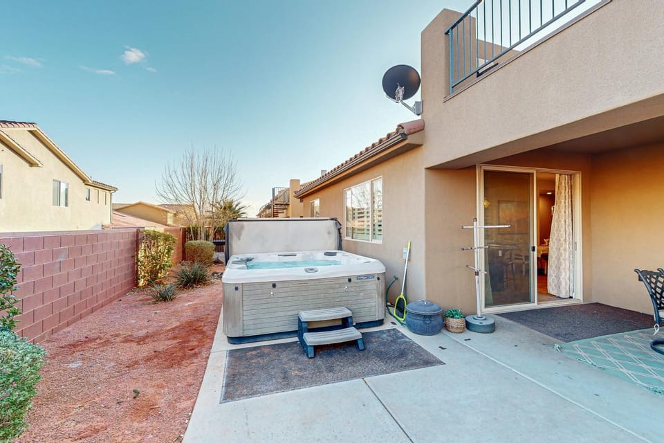 Red Mountain Paradise: Paradise Village #90 House in Santa Clara