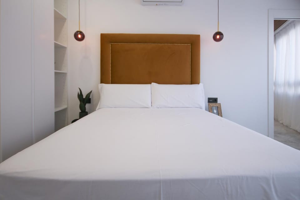 Bed, Photo of the whole room, Bedroom, air conditioner