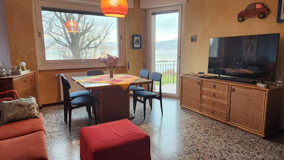 TV and multimedia, Living room, Seating area, Dining area