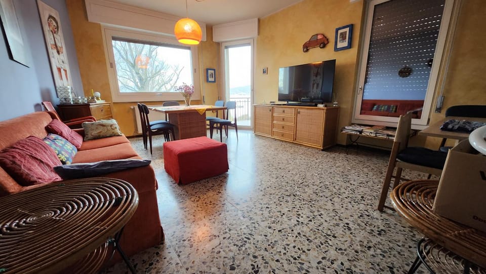 TV and multimedia, Living room, Seating area, Evening entertainment