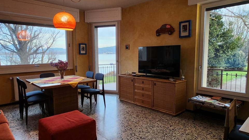 TV and multimedia, Living room, Seating area, Dining area