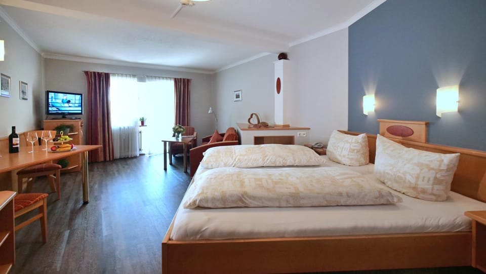Bed, TV and multimedia, Living room, Photo of the whole room, Seating area, Bedroom