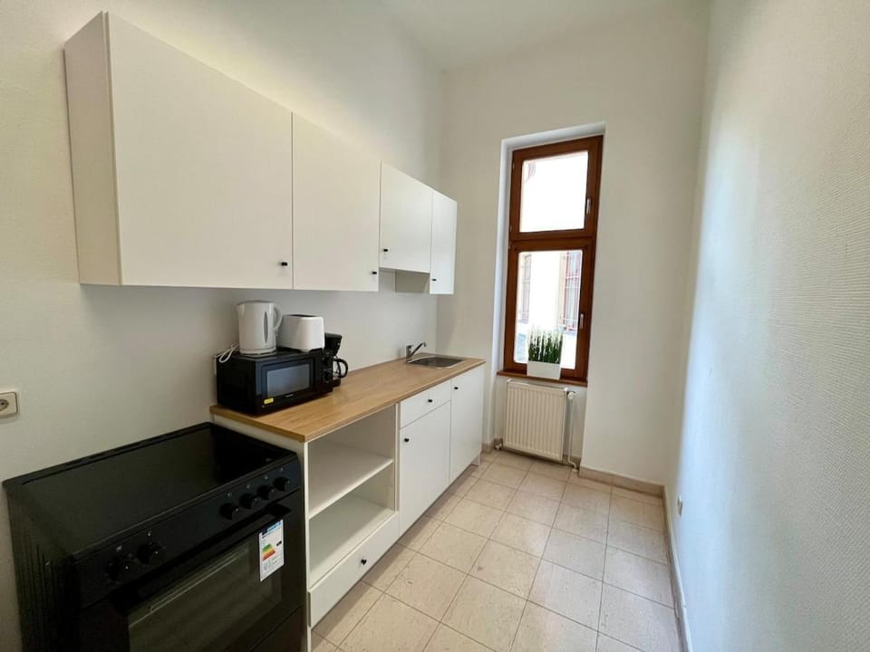 Coffee/tea facilities, Kitchen or kitchenette, oven, stove, toaster