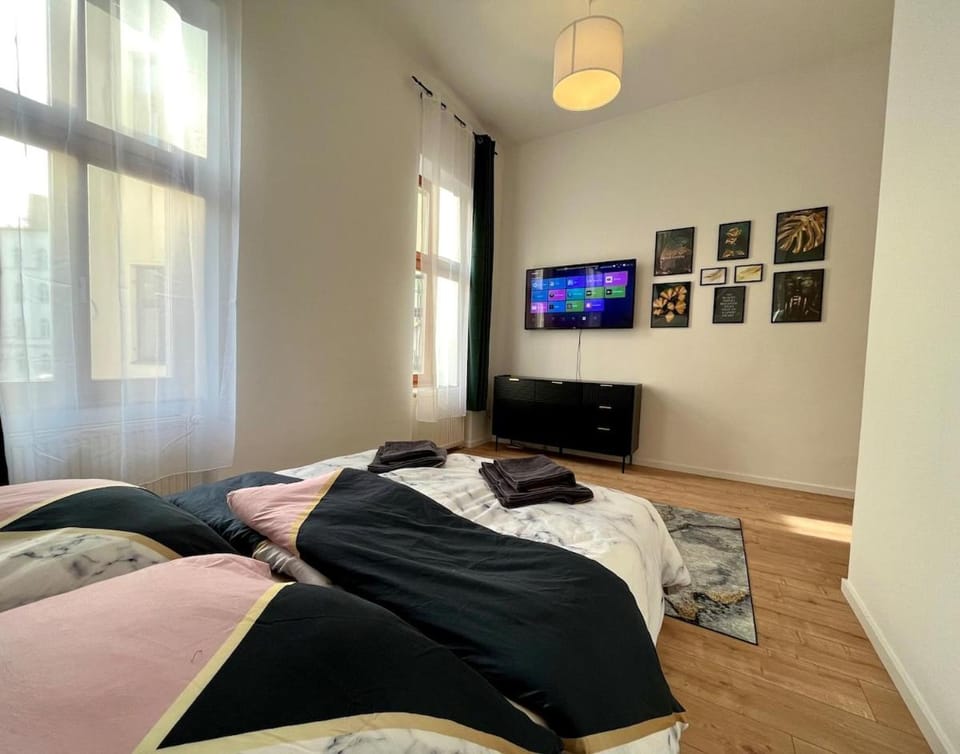 Bed, TV and multimedia, Photo of the whole room, Bedroom