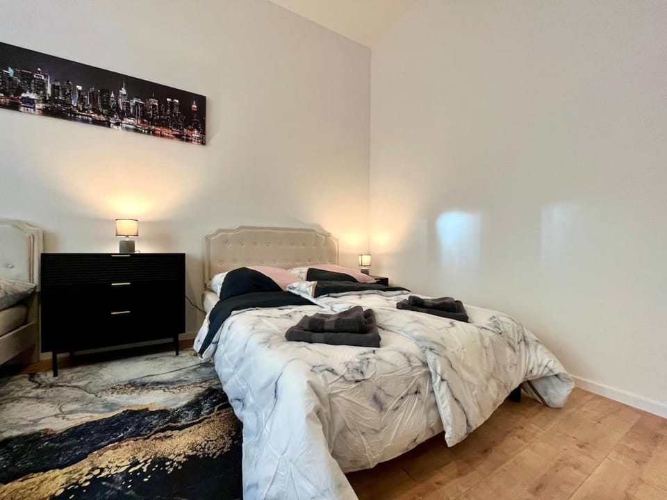 Bed, Photo of the whole room, Bedroom, towels