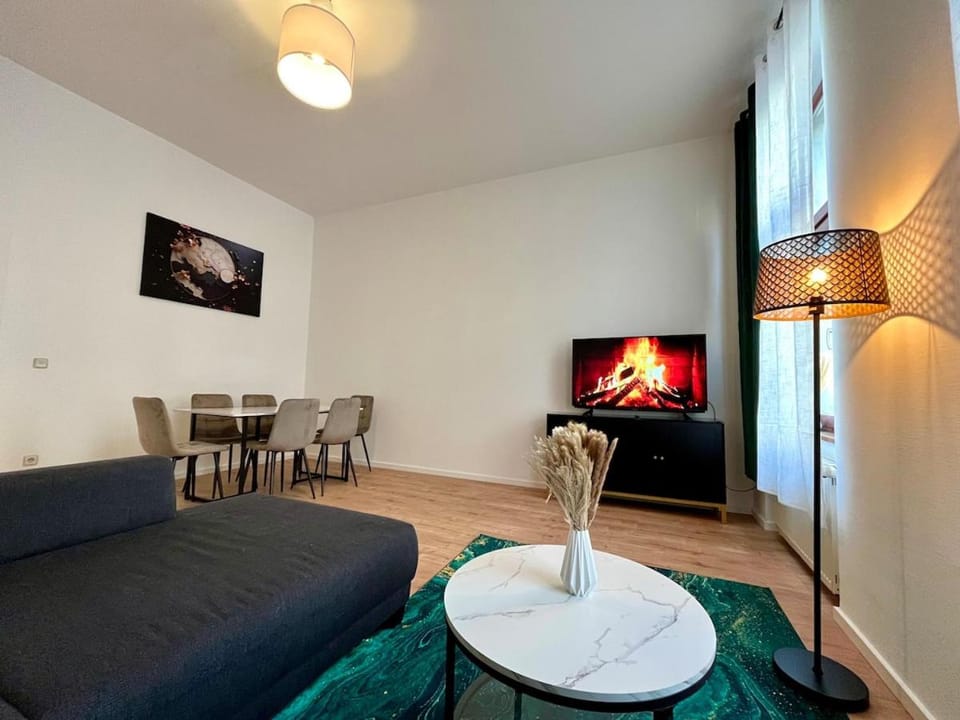 TV and multimedia, Living room, Seating area, Dining area