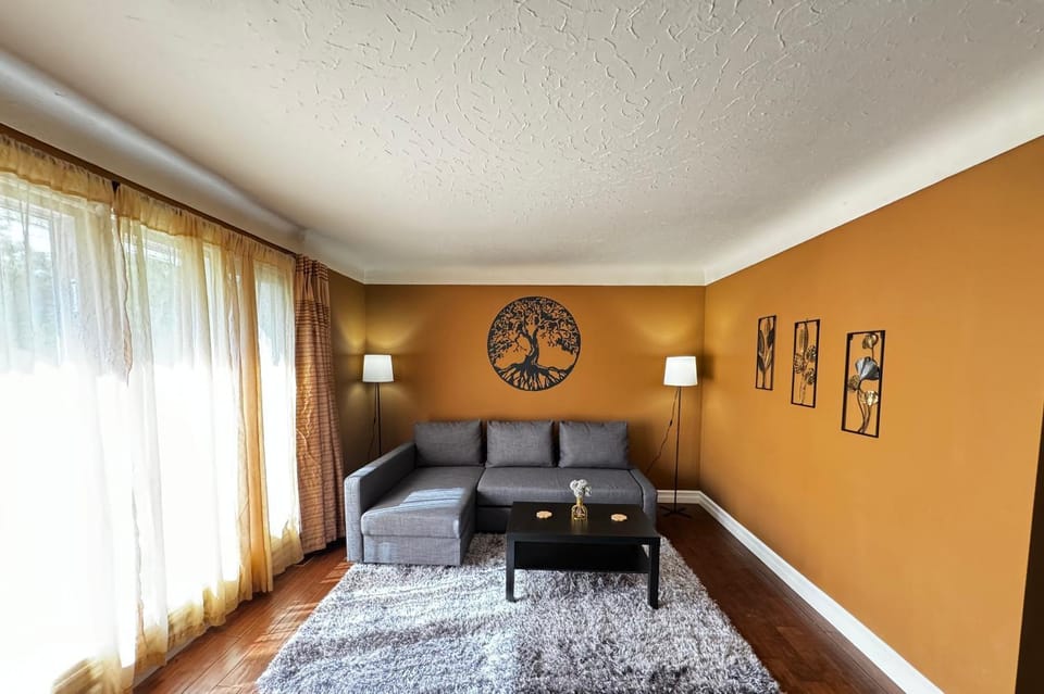 Room in Sudbury with street parking Vacation rental in Sudbury