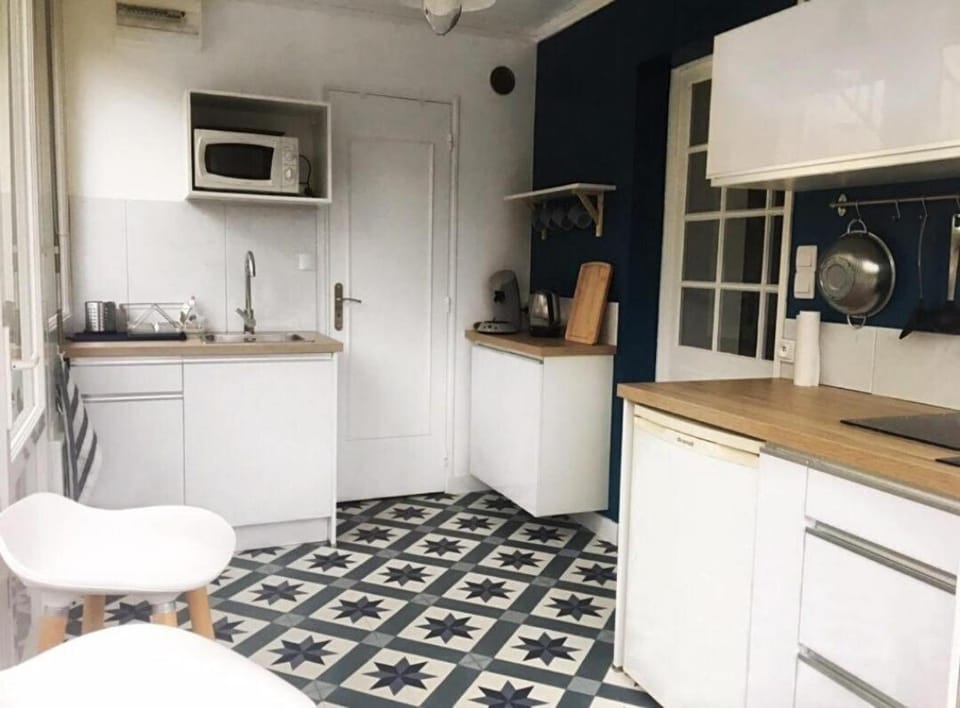 Kitchen or kitchenette, Dining area, toaster