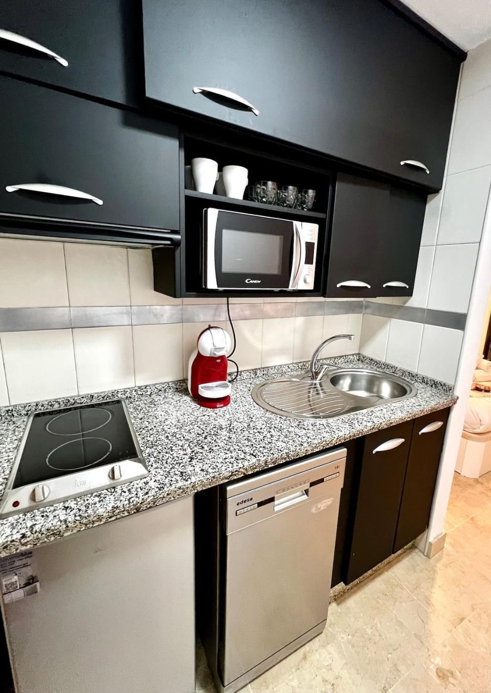 Coffee/tea facilities, Kitchen or kitchenette, dishwasher, stove, toaster