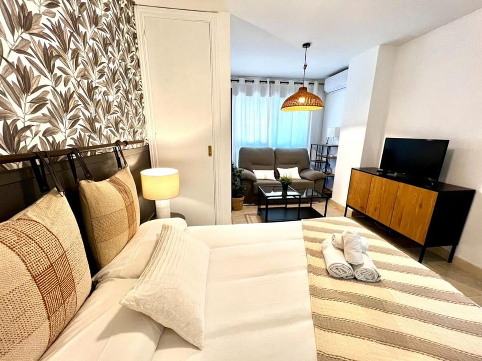 Communal lounge/ TV room, Bed, TV and multimedia, Living room, Photo of the whole room, Seating area, Evening entertainment, Bedroom