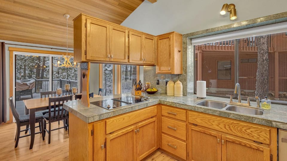 Kitchen or kitchenette, Dining area, dishwasher, pet friendly, stove