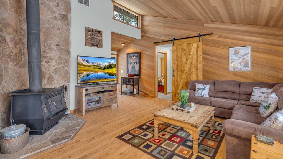 TV and multimedia, Living room, Seating area, Evening entertainment