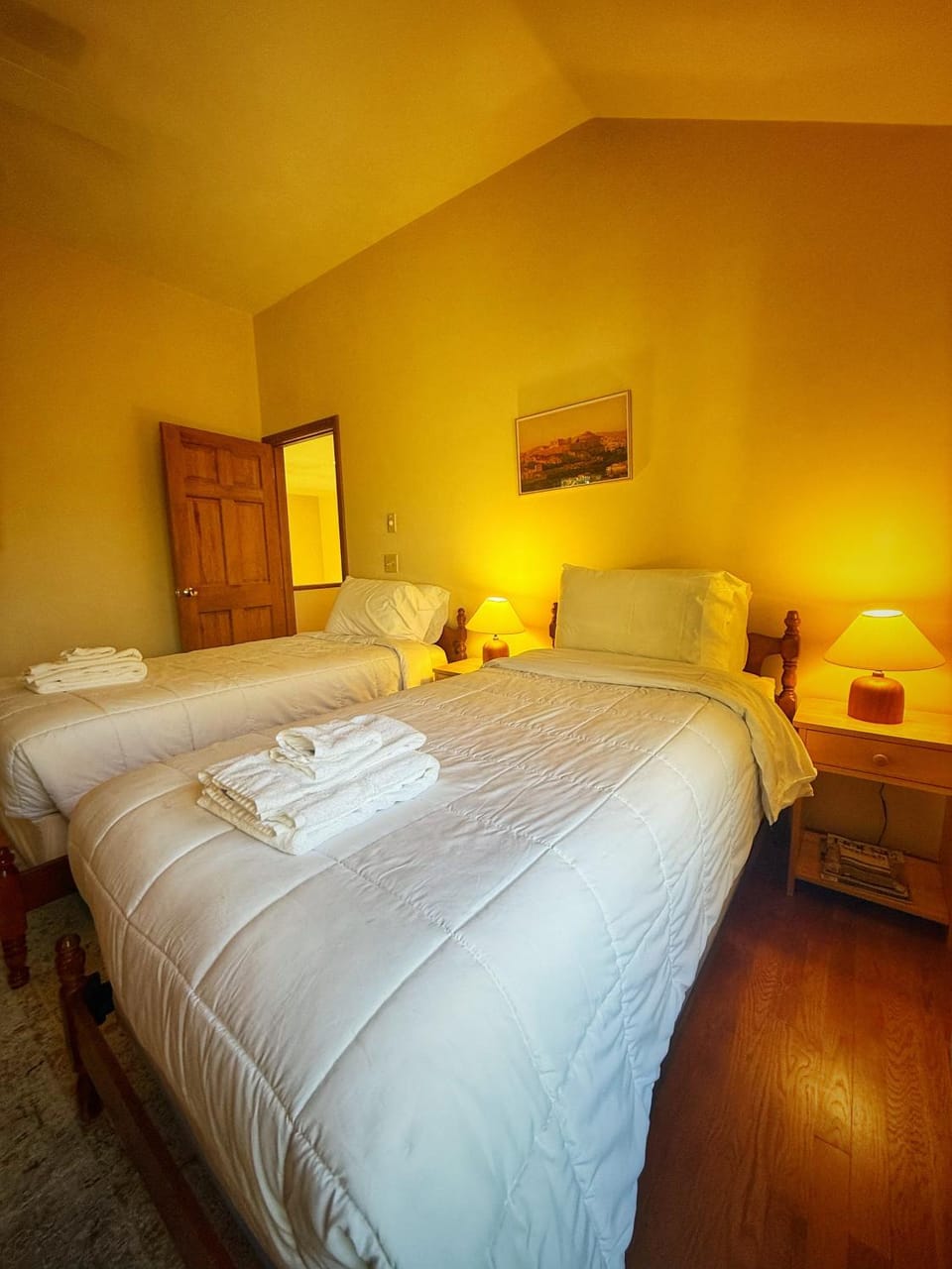 Bed, Bedroom, towels