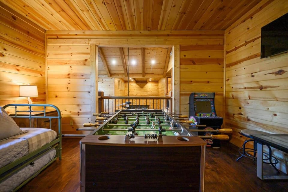 Sleeps18-Walk2Town-HotTub-Firepit-Playground-Games House in Oklahoma