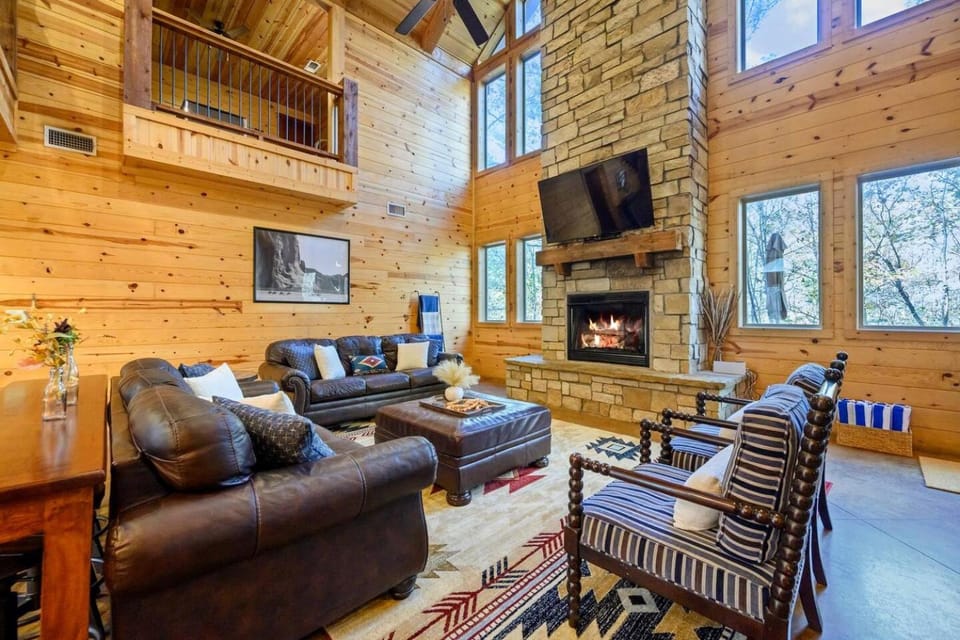 Sleeps18-Walk2Town-HotTub-Firepit-Playground-Games House in Oklahoma