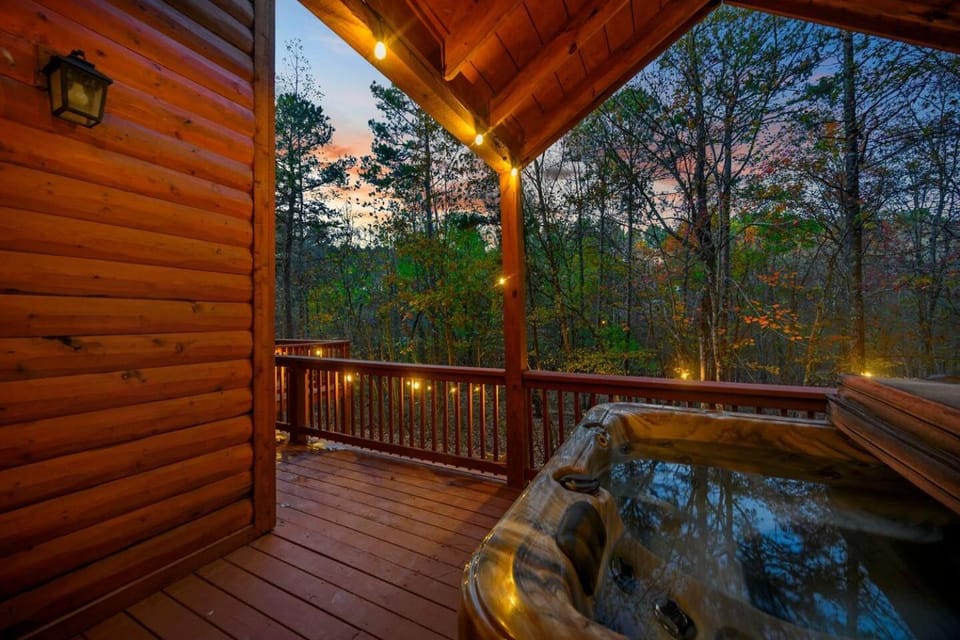 Sleeps18-Walk2Town-HotTub-Firepit-Playground-Games House in Oklahoma