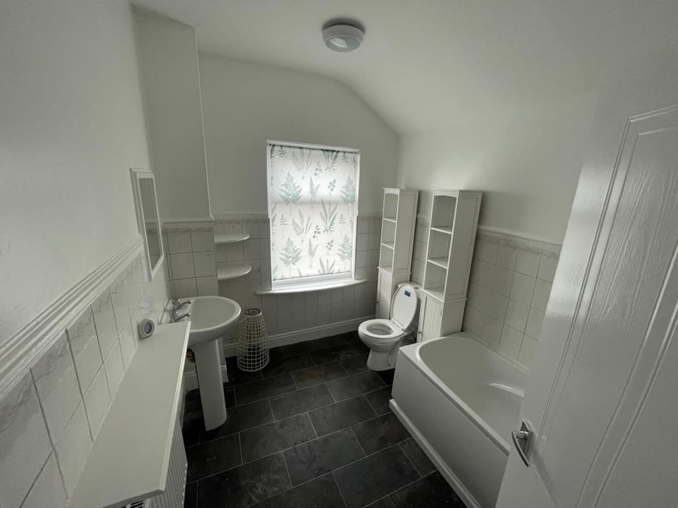 Cosy 2 Bed Home, Ideal Location House in Doncaster