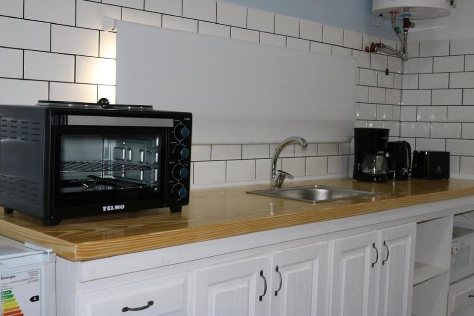Kitchen or kitchenette, minibar, stove