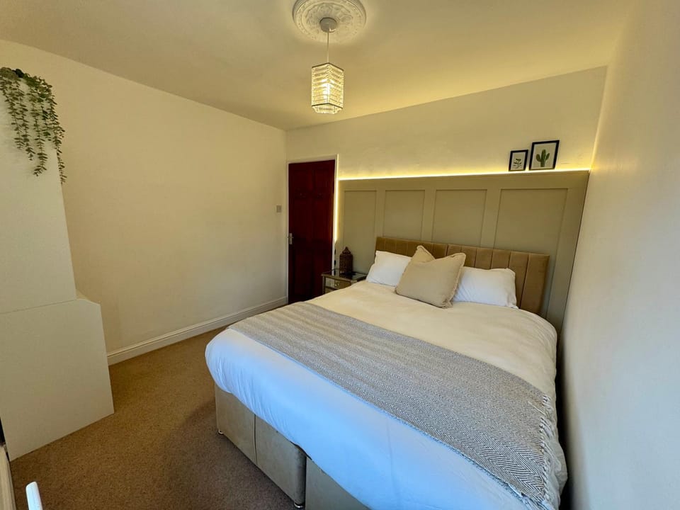 Cosy 4 Bedroom House With Secure Parking House in London Borough of Hillingdon