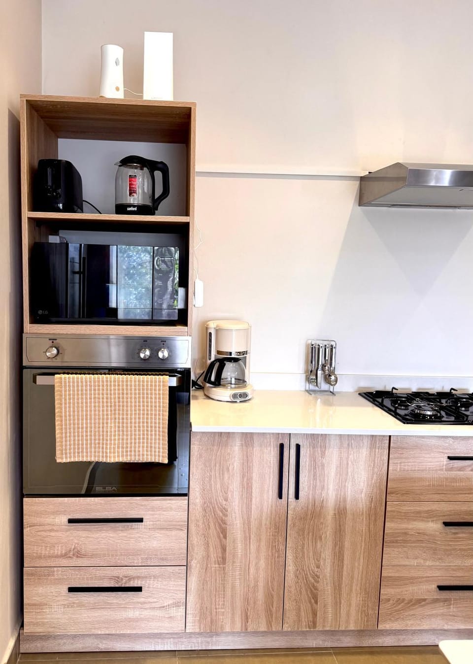 Coffee/tea facilities, Kitchen or kitchenette, oven, stove, toaster