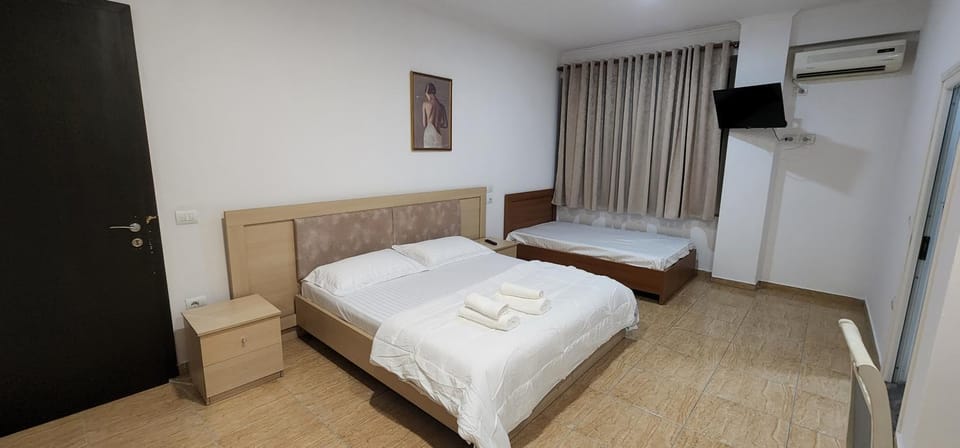 Bed, TV and multimedia, Bedroom