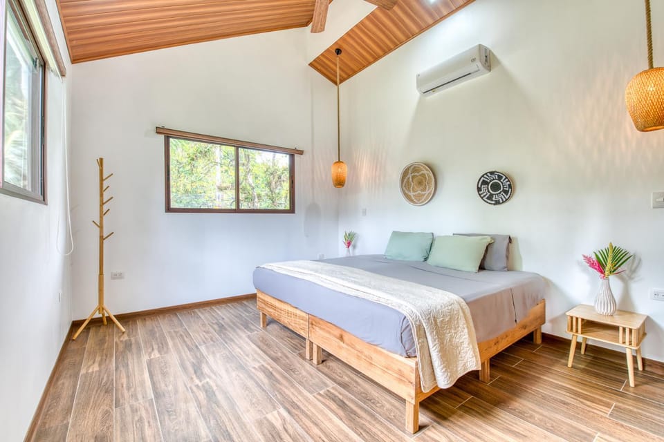 Bed, Photo of the whole room, Bedroom, air conditioner