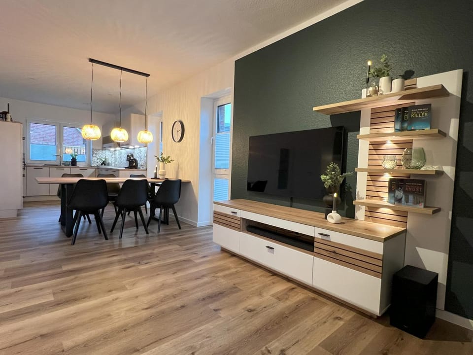 TV and multimedia, Kitchen or kitchenette, Living room, Seating area, Dining area