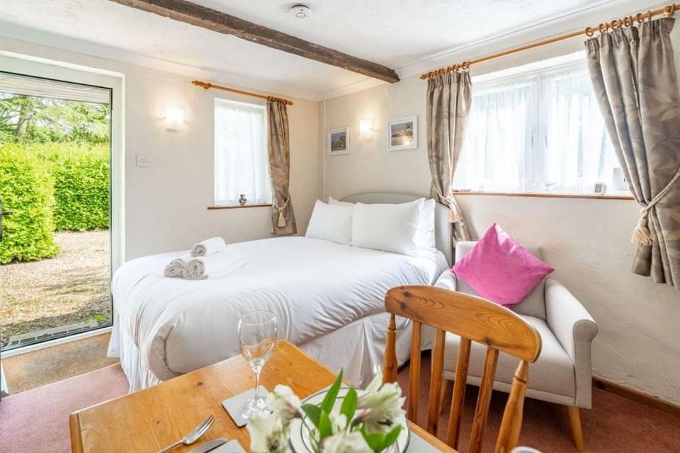 Bed, Living room, Photo of the whole room