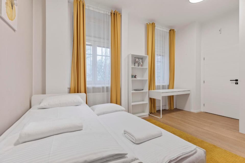 Photo of the whole room, Bedroom, towels