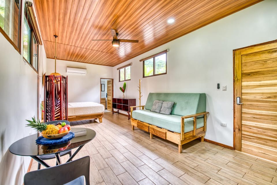 Bed, Photo of the whole room, Seating area, Dining area, Bedroom