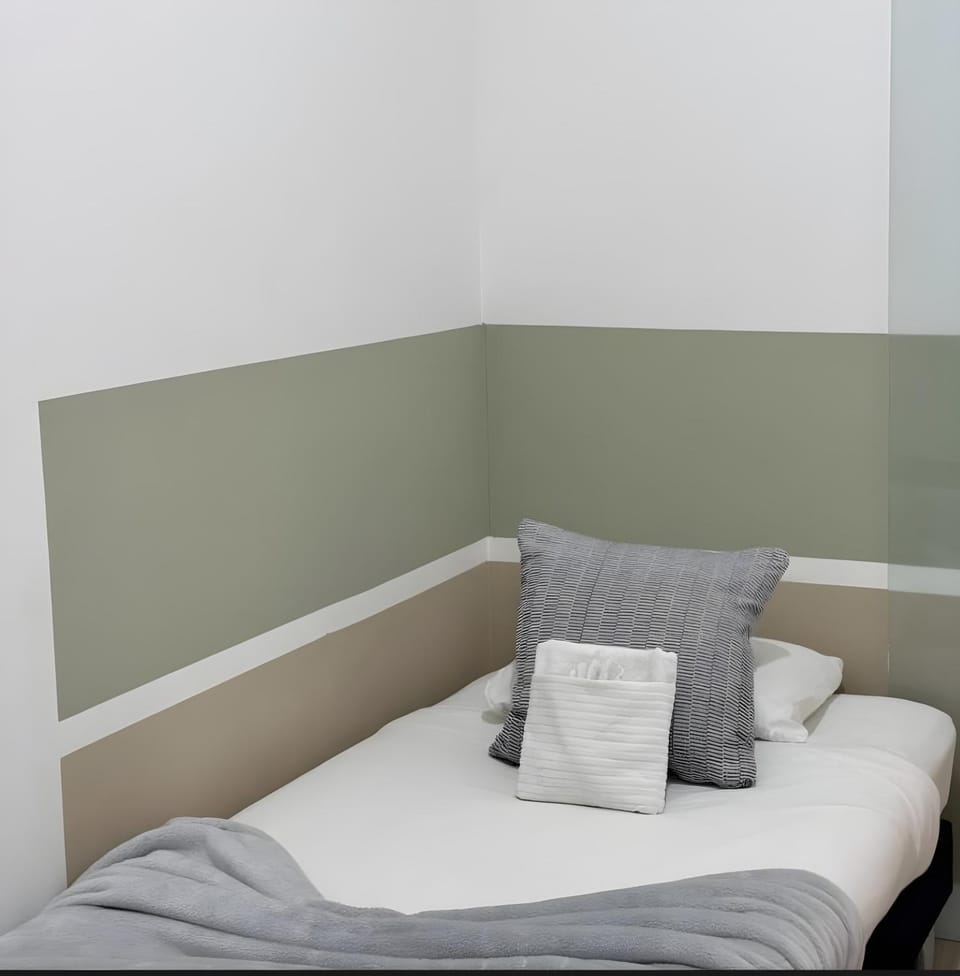 MBZ - Small Pretty Room Hostel in Abu Dhabi