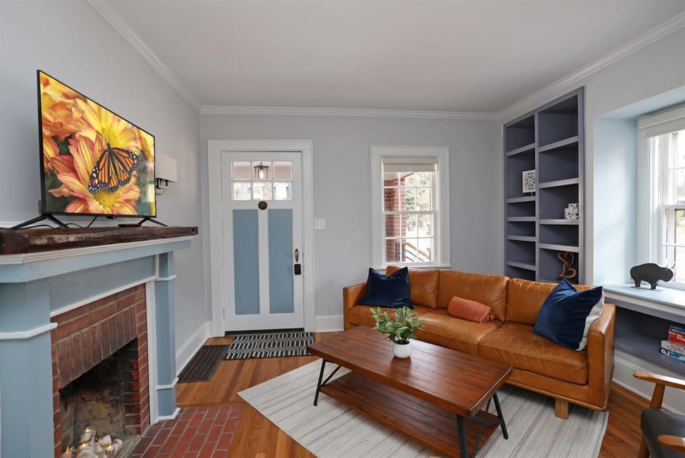 New & Renovated MCM Main Level Duplex 3 mi to Duke Hospital Apartment in Durham