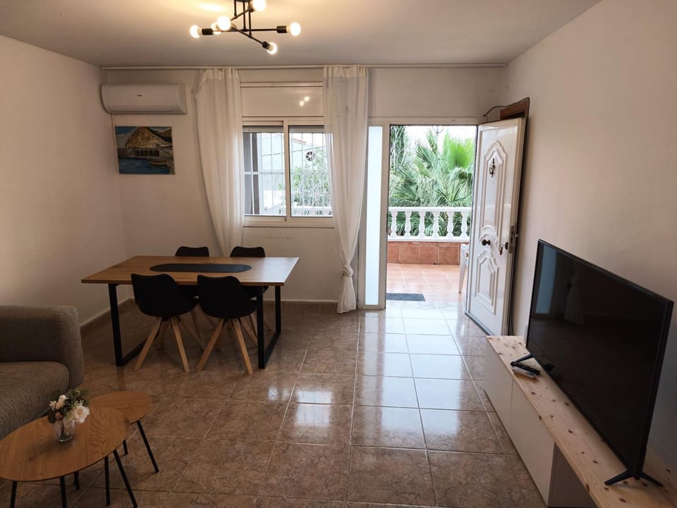 Communal lounge/ TV room, TV and multimedia, Living room, air conditioner
