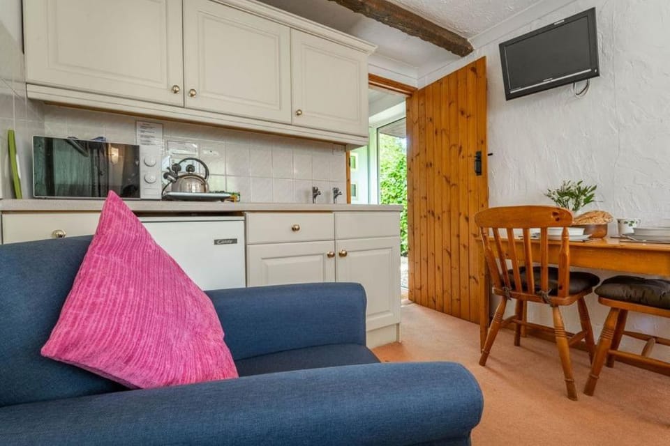 TV and multimedia, Kitchen or kitchenette, Seating area, Dining area, microwave, stove