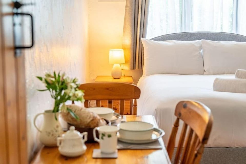 Bed, Dining area