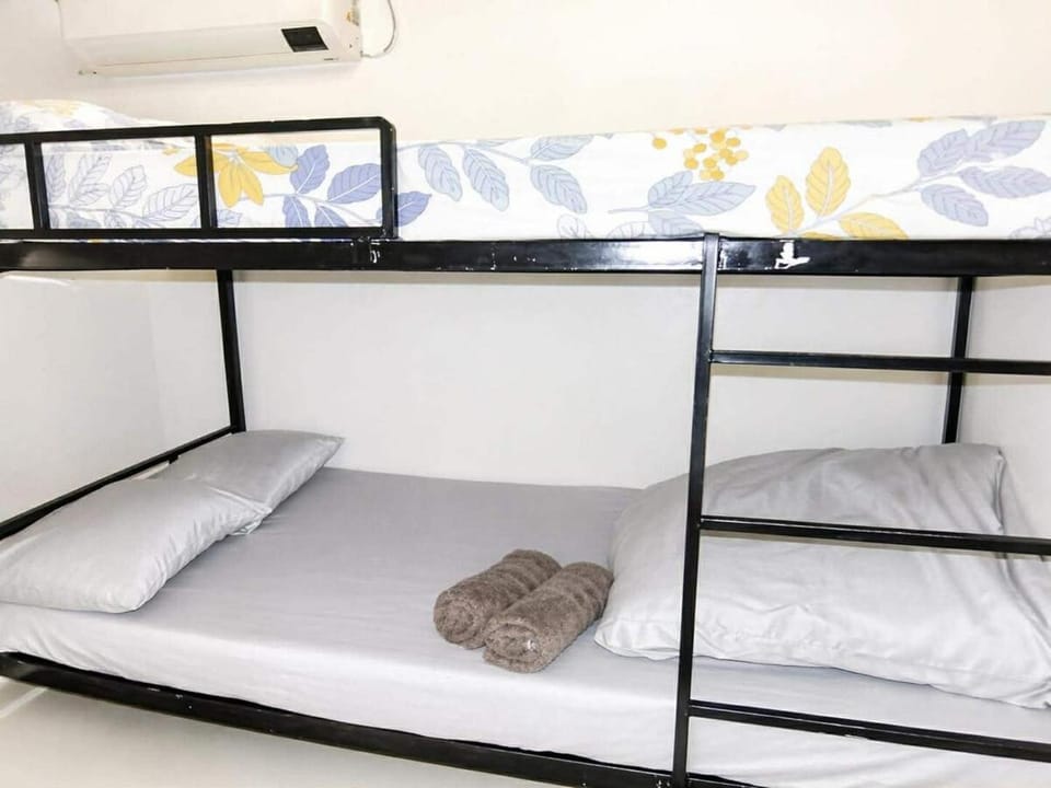Bed, towels