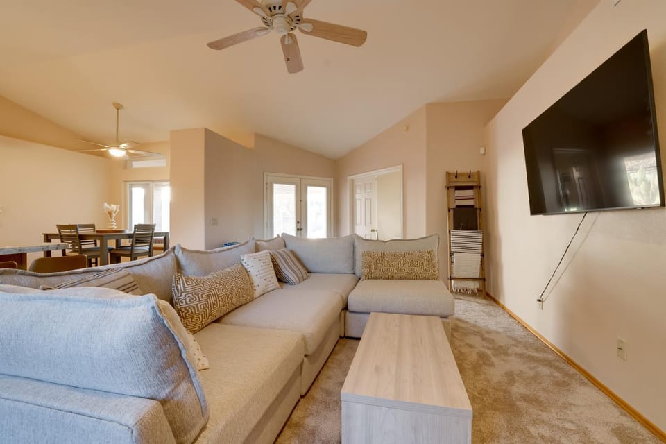 Home on Golf Course w/ Private Pool in Phoenix! House in Phoenix