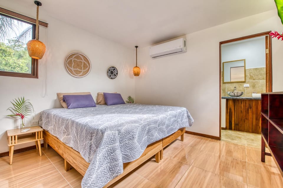 Bed, Photo of the whole room, Bedroom, air conditioner