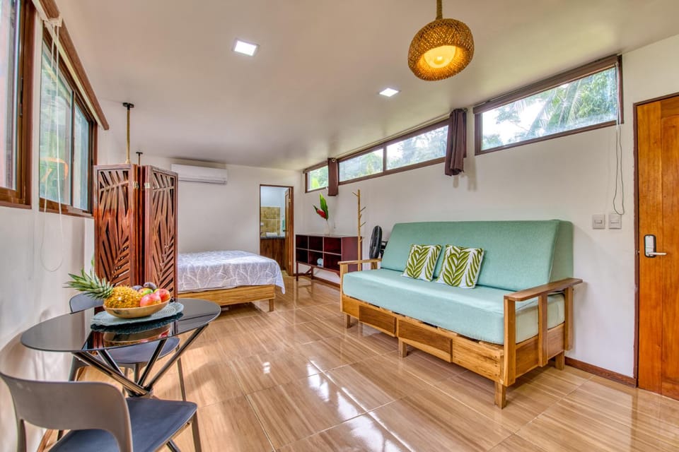 Bed, Photo of the whole room, Seating area, Dining area