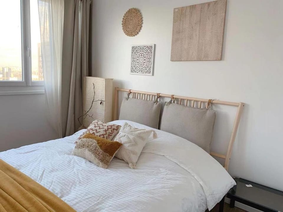 Apt charme Paris vue & parking Apartment in Paris