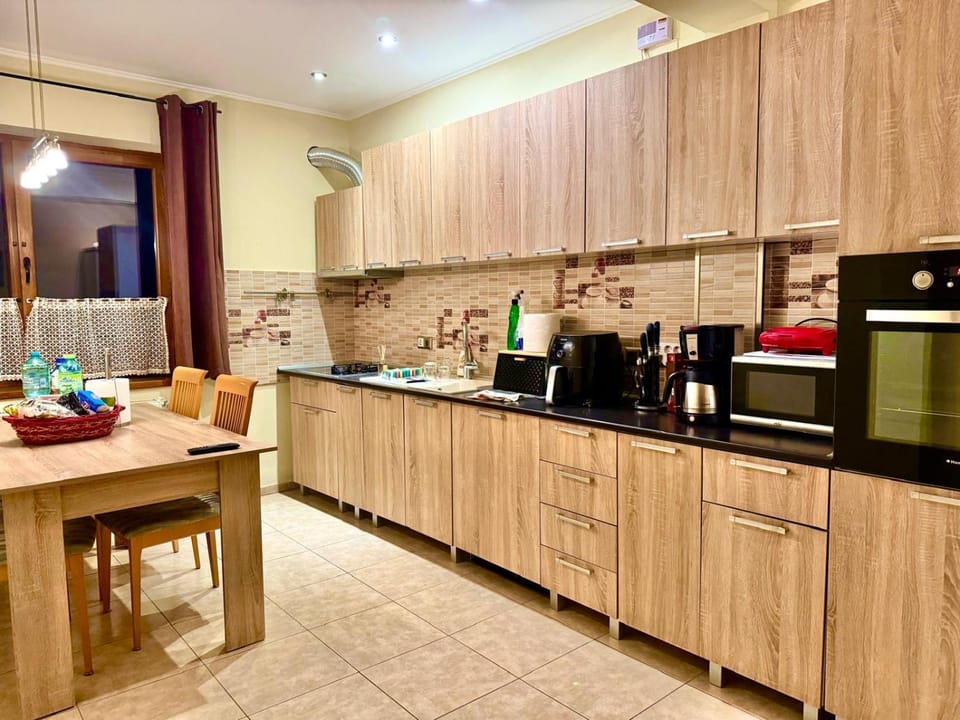 Property building, Coffee/tea facilities, Kitchen or kitchenette, dishwasher, minibar, oven, pet friendly, stove, toaster