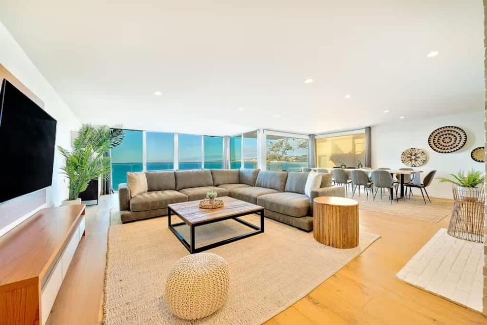 Cliffside Haven Where Ocean Meets Sky House in La Jolla Shores