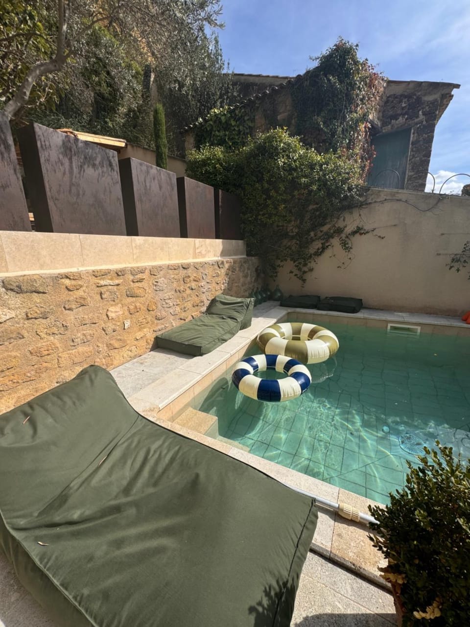 CaBaNa 52 La chambre Proche Lourmarin Bed and Breakfast in La Roque-d'Anthéron