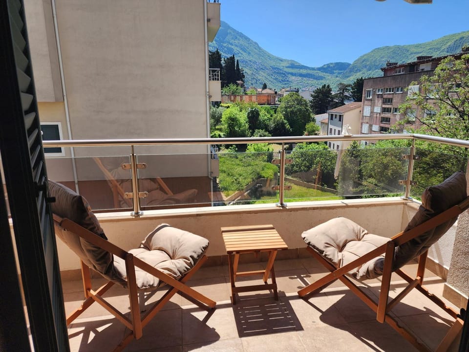 Balcony/Terrace, Seating area, Mountain view