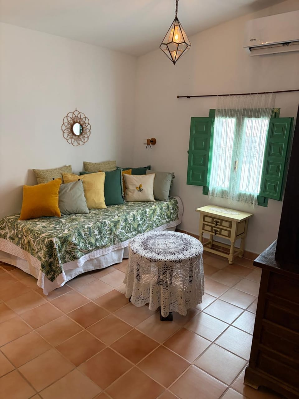 Living room, Seating area, air conditioner