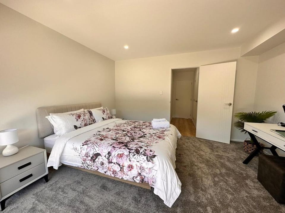 Edge West Home at handy location Apartment in Auckland